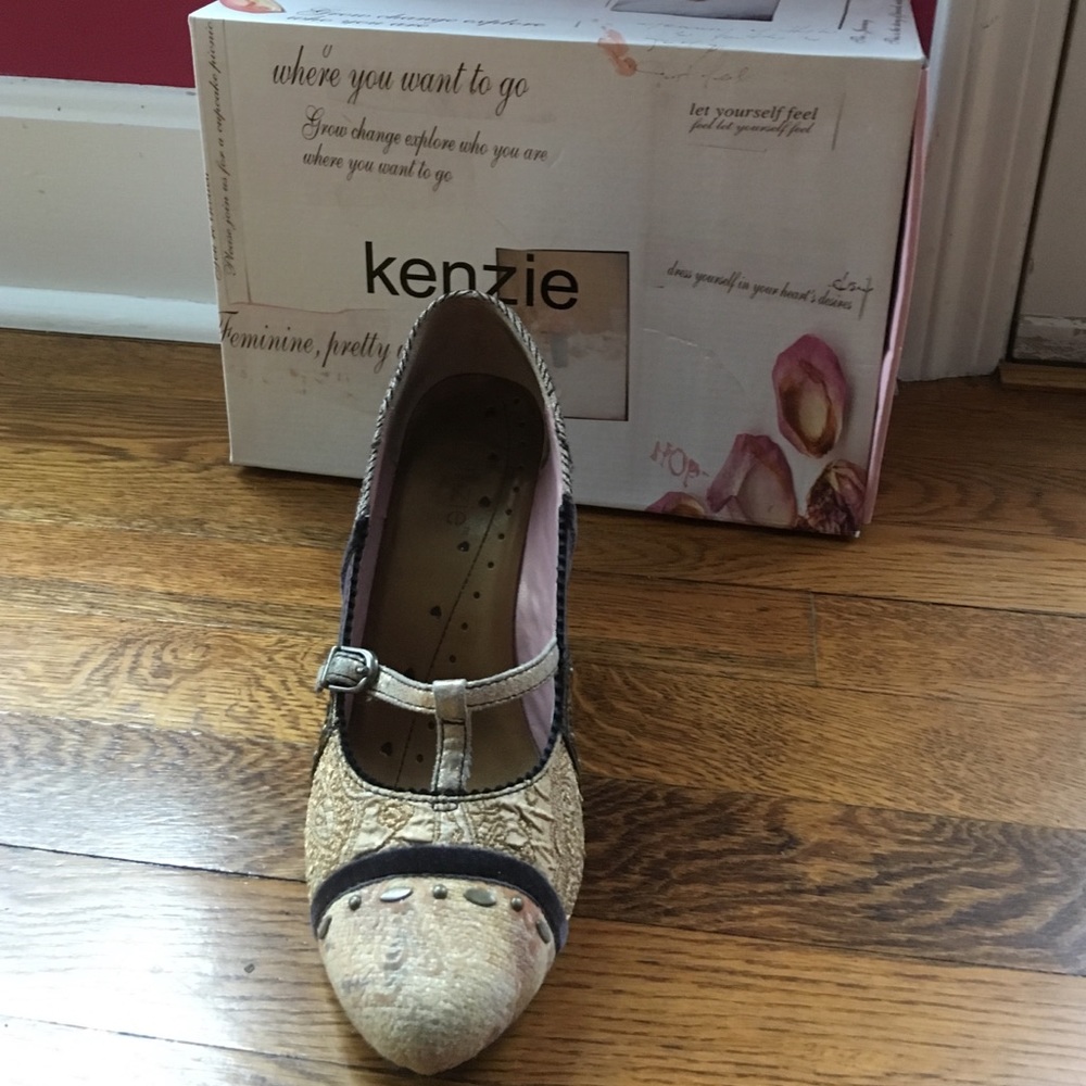 Kenzie tan velvet wedges. Comes in original box - Picture 3 of 7